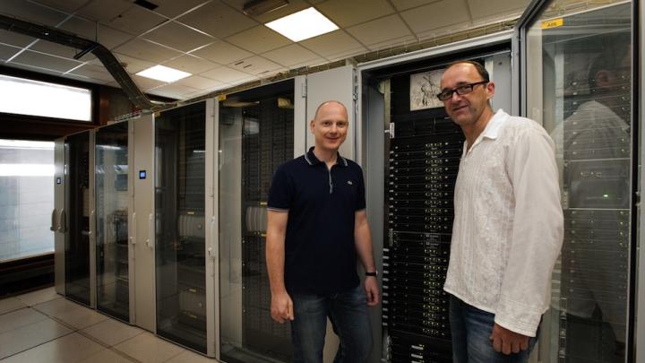 Ralph Gebauer (l) and Matteo Marsili next to HPC equipment