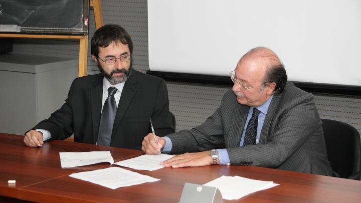 ICTP Director Fernando Quevedo and SISSA Director Guido Martinelli sign the joint agreement