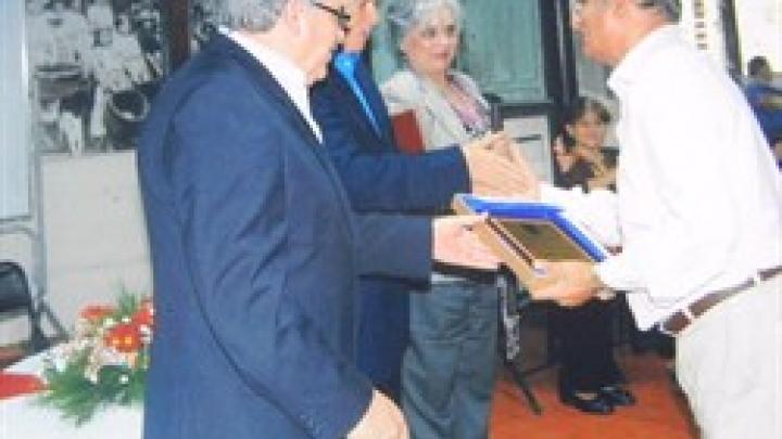 Shyam S. Nandwani (right) receiving his award from the Universidad Nacional, Heredia, Costa Rica