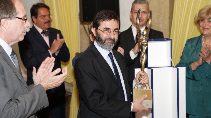 ICTP Director Fernando Quevedo with the Premio Barcola Prize