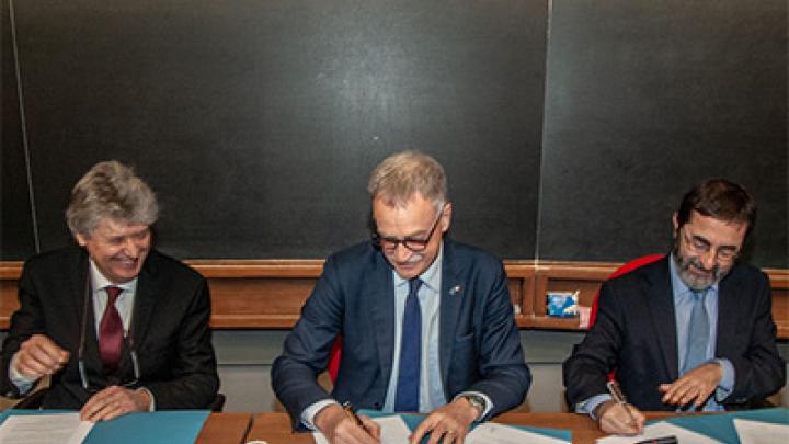 From left: SISSA Director Stefano Ruffo, Trieste University Rector Maurizio Fermeglia, and ICTP Director Fernando Quevedo signing the agreement for the Trieste Institute for the Theory of Quantum Technologies From left: SISSA Director Stefano Ruffo, Trieste University Rector Maurizio Fermeglia, and ICTP Director Fernando Quevedo signing the agreement for the Trieste Institute for the Theory of Quantum Technologies